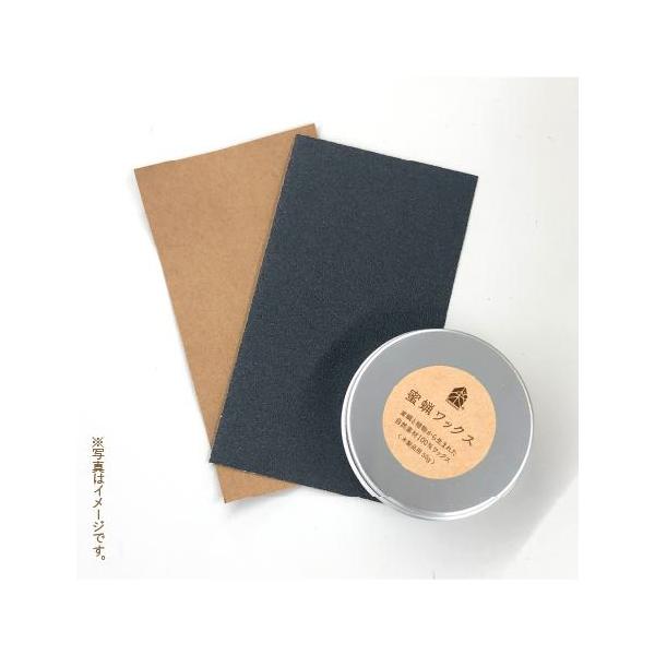 長く愛用したい木製品の保護塗料として人気の高い人と木の蜜蝋ワックス。国産の蜜蝋と植物性エゴマ油のみで作られた、自然素材100％の安心ワックスです。小さなお子さまがいるご家庭でも安心して使え、誰でも簡単に塗装できるため、家族で楽しみながらお手...