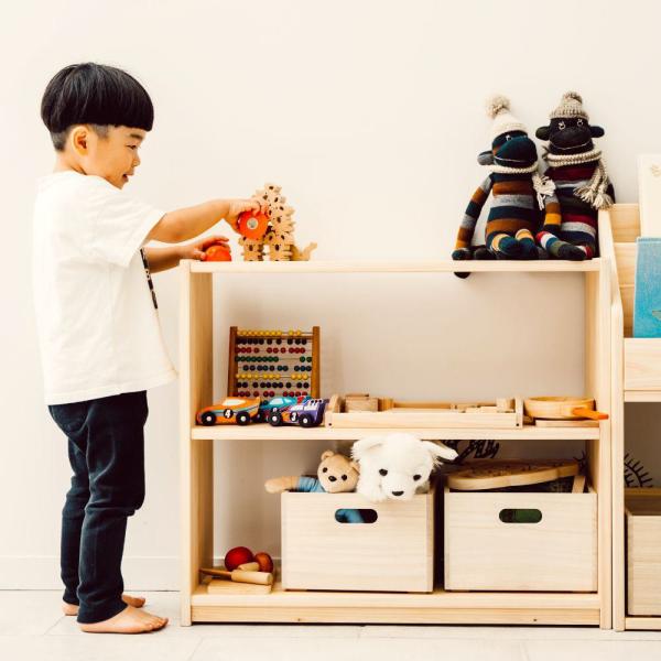 子どもと一緒に成長する、人と木の国産ひのきおもちゃ棚。大人気の「国産ひのきの家具シリーズ」に新しく登場したおもちゃ棚は、遊びながら自分で片付ける習慣を育む設計です。お子さまの背丈に合わせた高さ約60cmで、「自分で選んで」「遊んで」「片付け...