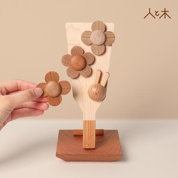 見て、触って、飾って楽しい。木のぬくもりあふれる、うさぎ羽子板。『正月飾り うさぎ羽子板』は、初正月を祝う女の子のための、コロンとかわいい木製羽子板です。天然木を使用し、あたたかみある素材感と、つけ替え可能なうさぎやお花のモチーフで、楽しく...