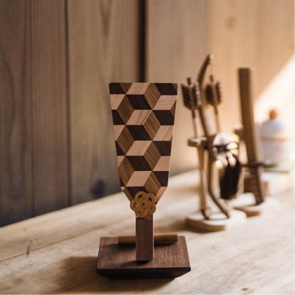 初正月を彩る天然木で出来た木製羽子板。「羽子板飾り」は、古くは宮中で行われていた「羽根つき遊び」から生まれました。年のはじめに「邪気を跳ね（羽根）除けて、今年も無病息災で元気にいられますように」と願い行われていた羽根つき遊び。その時用いてい...