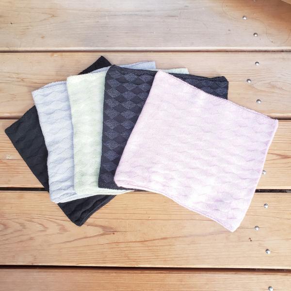 コットンを特殊な加工により桃の産毛のように毛羽立たせたピーチウイッシュを使用したふわっとした柔らかで肌触りの良いネックウォーマーです。 卵(Mサイズ58〜64g)より軽い36g。 通常のコットンよりふんわりと軽くて柔らかなPeach　Wis...