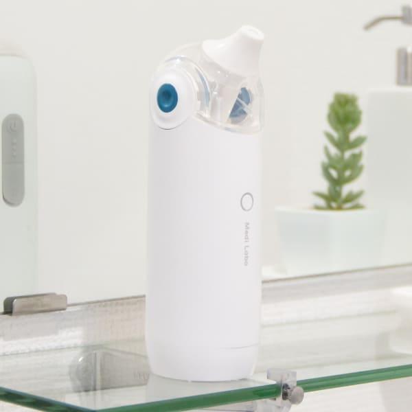 【鼻用洗浄器 はなミスト】花粉対策に最適な携帯に便利な鼻洗浄器「はなミスト」です。ミスト式だから痛くない、鼻うがいが怖い方でも安心してお使いいただけます。水道水でも使用が可能だから、洗浄液を購入するコストはかかりません。使いやすさにこだわっ...