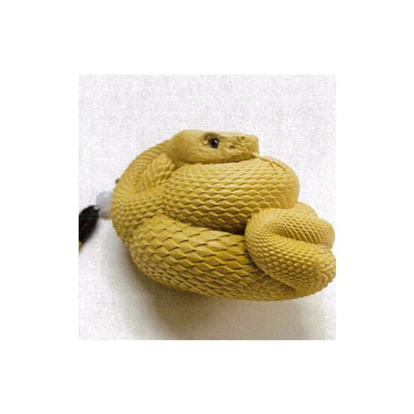 【黄楊根付ブラックダイヤモンド蛇神様】風水で縁起物とされ守り神として知られている蛇と、守り石「ブラックダイヤモンド」が貴方を御守致します。蛇は古くから吉祥・招福の神として広く信仰されています。家に住みつけば、家に降りかかるさまざまな災難から...