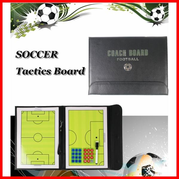 サッカー・フットサル折りたたみ作戦盤、ペン消し付きペン2本（黒×2）セットになります。サイズ：開　W約53cm×H約31.5cm　　閉　W約31.5cm×H約23.5ｃｍペン2本（黒×2）、マグネット24枚（プレーヤー×23、ボール×1）※...