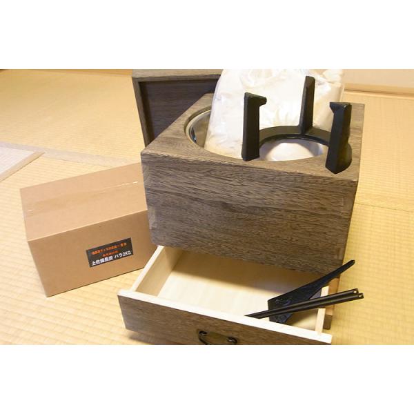 箱火鉢 桐 きり 本体＋道具5点セット詳細：木炭灰3ｋｇ、五徳（中）、火箸（壱）、灰ならし、備長炭2kgサイズ：幅32cm　奥行き32cm　高さ29cm重さ 約3kg（道具類含まず）素材：桐（無垢板）、炉：ステンレス※こちらの商品は「即日発...