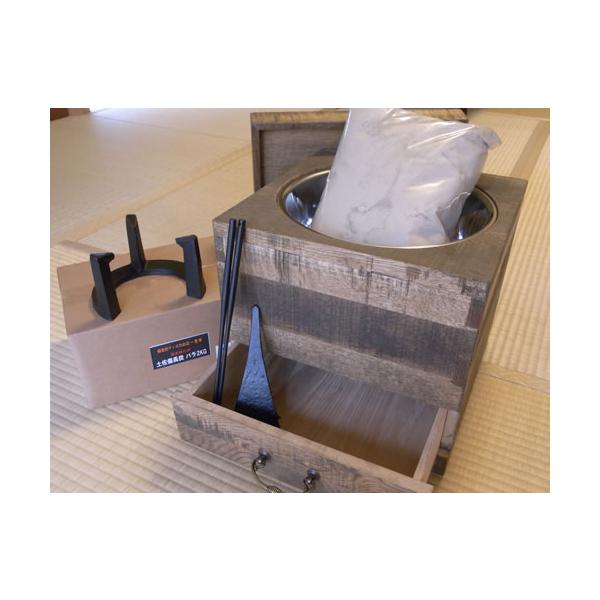 箱火鉢 楢 なら エイジング加工仕上げ 本体＋道具5点セット詳細：木炭灰3ｋｇ、五徳（中）、火箸（壱）、灰ならし、備長炭2kg本体サイズ：幅32cm　奥行き32cm　高さ29cm重さ 約6kg（道具類含まず）素材：楢（エイジング加工仕上げ）...