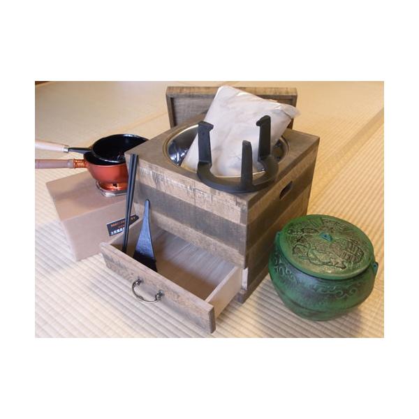 箱火鉢 楢 なら エイジング加工仕上げ 本体＋道具10点セット詳細：木炭灰3ｋｇ、五徳（中）、火箸（壱）、灰ならし、火起こし器、台十能、火消壺、炭斗箱（すみとりばこ）、鉄瓶、備長炭2kg本体サイズ：幅32cm　奥行き32cm　高さ29cm重...