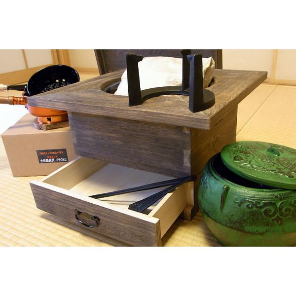 角火鉢 桐 きり 本体＋道具10点セット 詳細：木炭灰3ｋｇ、五徳（中）、火箸（壱）、灰ならし、火起こし器、台十能、火消壺、炭斗箱（すみとりばこ）、鉄瓶、備長炭2kg本体サイズ：幅44cm　奥行き44cm　高さ25cm重さ 約3.3kg（道...