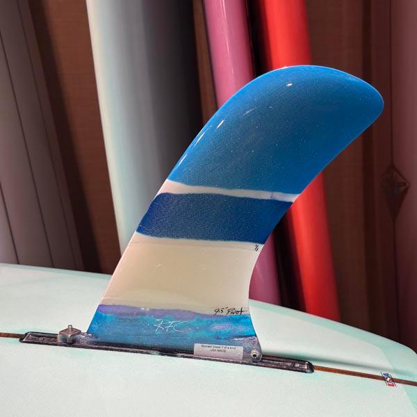 レアなステンドグラスシリーズ！！工程が多く、2本と同じ柄は作成できないレアなFINです！！9'〜10'くらいのシングルフィンのボードにマッチします。