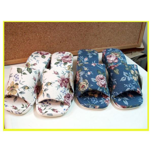 ヒールアップのバラ柄スリッパ