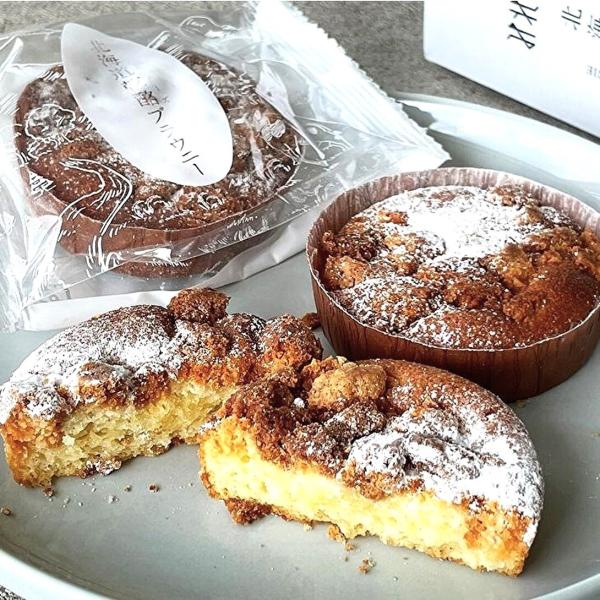 北海道産のクリームチーズとバターや、ホワイトチョコをたっぷりと使用した、ミルクのコクが際立つスッキリとしたやさしい味わいです。外側はサクッ、中はしっとり、散りばめられたカリカリのチーズクラムがアクセント。芳醇なチーズの風味とミルクのコクが口...