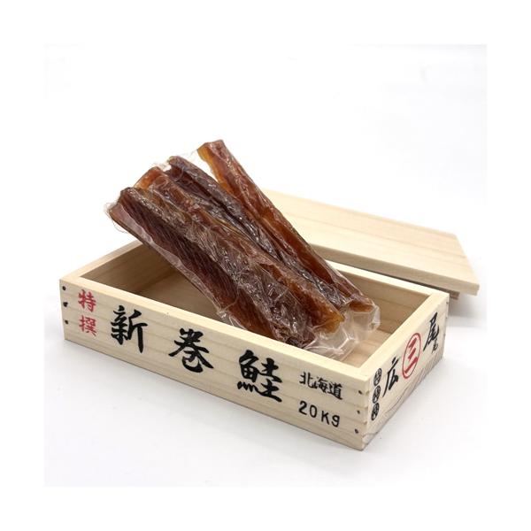 本物そっくり！新巻鮭の木箱をミニチュアにしました！！！箱の中には新巻鮭ではなく「鮭とば」が入っていて、可愛いその見た目はお土産にもぴったり！鮭とばを食べ終わった後には、名刺をいれるのに丁度いいサイズ！思わず複数個買って、積み重ねたくなる商品...