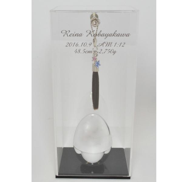 赤ちゃん筆にふさわしく、かわいらしい軸とデザインが魅力です。たまご型小物入れがついて、お部屋のインテリアとして飾っていただけるクリアケース付です。●アクリルケースに、　お名前、生年月日・出生時間、出生時の身長・体重が入ります。●ケースサイズ...