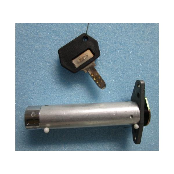 【パチスロ実機のシリンダー】メーカー：山佐/YAMASA鍵番号：1738「ご注意」シリンダーに、テープ跡や機種名等のメモが書いてある事も御座います。取り付けは、ビス２本で簡単に作業が出来ます。対応機種の一例【キングパルサー・ナイツ・ペンギン...