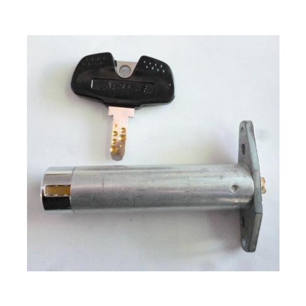 【パチスロ実機のシリンダー】メーカー：アルゼ系鍵番号：AS8 (カム無し/長さ：80mm)「ご注意」シリンダーに、テープ跡や機種名等のメモが書いてある事も御座います。取り付けは、ビス２本で簡単に作業が出来ます。対応機種の一例【対応機種は緑ド...