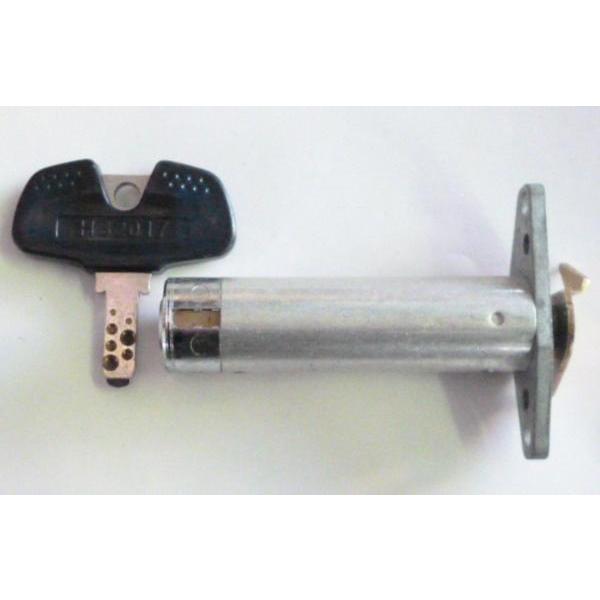 【パチスロ実機のシリンダー】メーカー：アルゼ系鍵番号：HS2017 (長さ：70mm)「ご注意」シリンダーに、テープ跡や機種名等のメモが書いてある事も御座います。取り付けは、ビス２本で簡単に作業が出来ます。対応機種の一例【対応機種は不明です...