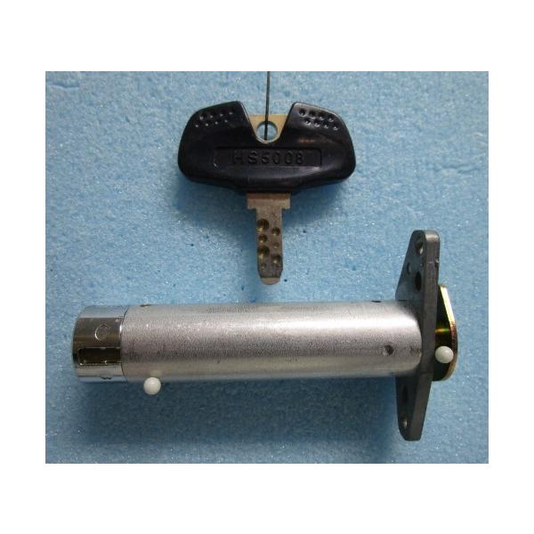 【パチスロ実機のシリンダー】メーカー：アルゼ系鍵番号：HS5008 (長さ：80mm)「ご注意」シリンダーに、テープ跡や機種名等のメモが書いてある事も御座います。取り付けは、ビス２本で簡単に作業が出来ます。対応機種の一例【対応機種はデビルマ...