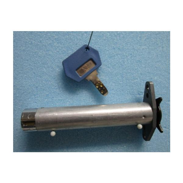 【パチスロ実機のシリンダー】メーカー：ネット鍵番号：N2「ご注意」シリンダーに、テープ跡や機種名等のメモが書いてある事も御座います。取り付けは、ビス２本で簡単に作業が出来ます。対応機種の一例【対応機種はチバリヨ沖縄30ですが、長さとカムが合...