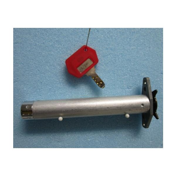 【パチスロ実機のシリンダー】メーカー：ネット鍵番号：NT1「ご注意」シリンダーに、テープ跡や機種名等のメモが書いてある事も御座います。取り付けは、ビス２本で簡単に作業が出来ます。対応機種の一例【対応機種は、十字架・スーパーブラックジャックで...