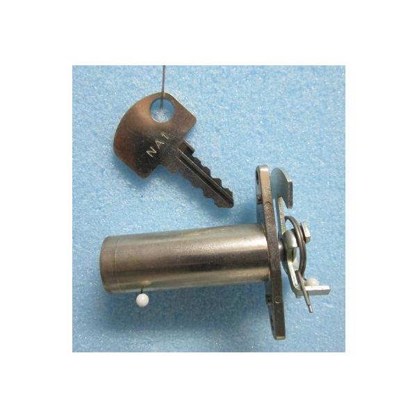 【パチスロ実機のシリンダー】メーカー：ネット鍵番号：NA1「ご注意」シリンダーに、テープ跡や機種名等のメモが書いてある事も御座います。取り付けは、ビス２本で簡単に作業が出来ます。対応機種の一例【対応機種は、ゴールデンゼット・沖縄サイコ嵐です...