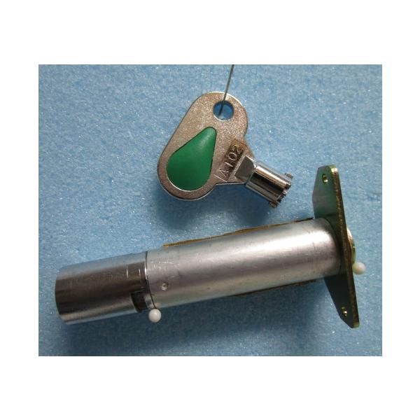 【パチスロ実機のシリンダー】メーカー：岡崎産業鍵番号：A102「ご注意」シリンダーに、テープ跡や機種名等のメモが書いてある事も御座います。取り付けは、ビス２本で簡単に作業が出来ます。対応機種の一例【対応機種は、ニュートラッドだと思いますが不...