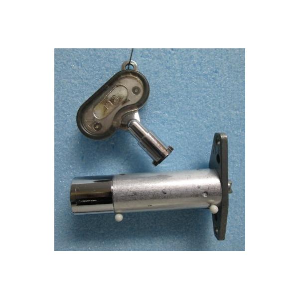 【パチスロ実機のシリンダー】メーカー：不明鍵番号：113「ご注意」シリンダーに、テープ跡や機種名等のメモが書いてある事も御座います。取り付けは、ビス２本で簡単に作業が出来ます。対応機種の一例【対応機種は、不明】カムは付いておりません。シリン...