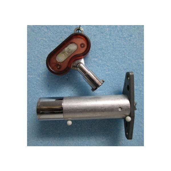 【パチスロ実機のシリンダー】メーカー：不明鍵番号：115「ご注意」シリンダーに、テープ跡や機種名等のメモが書いてある事も御座います。取り付けは、ビス２本で簡単に作業が出来ます。対応機種の一例【対応機種は、不明】カムは付いておりません。シリン...