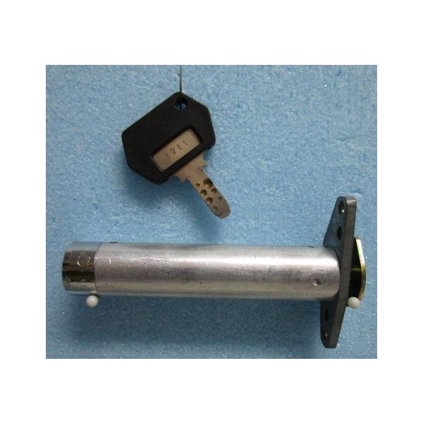 【パチスロ実機のシリンダー】メーカー：アスワン東京鍵番号：1711「ご注意」シリンダーに、テープ跡や機種名等のメモが書いてある事も御座います。取り付けは、ビス２本で簡単に作業が出来ます。対応機種の一例【対応機種は、トコナツですが、長さとカム...