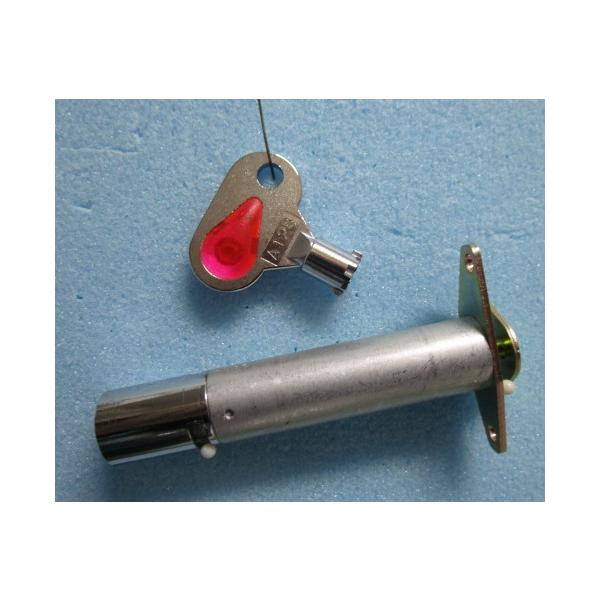 【パチスロ実機のシリンダー】メーカー：不明鍵番号：A128「ご注意」シリンダーに、テープ跡や機種名等のメモが書いてある事も御座います。取り付けは、ビス２本で簡単に作業が出来ます。対応機種の一例【対応機種は、】カム付き固定式ですシリンダーの対...