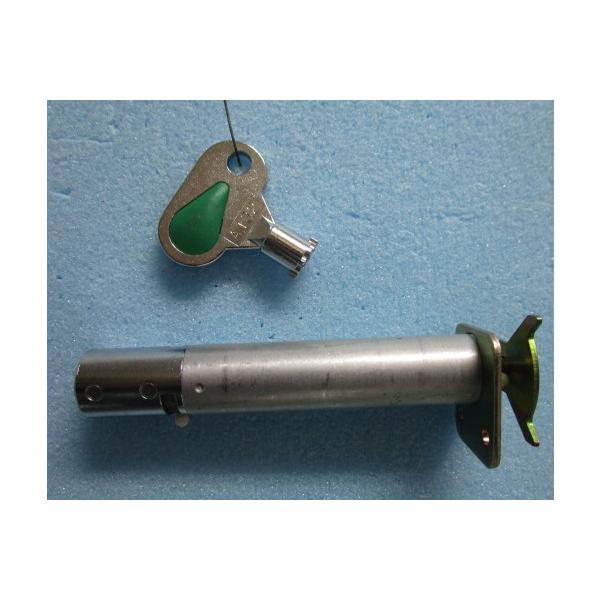 【パチスロ実機のシリンダー】メーカー：不明鍵番号：A132/カム付き固定式「ご注意」シリンダーに、テープ跡や機種名等のメモが書いてある事も御座います。取り付けは、ビス２本で簡単に作業が出来ます。対応機種の一例【参考機種は、マジカルハロウィン...