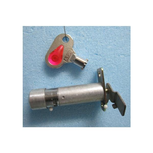 【パチスロ実機のシリンダー】メーカー：不明鍵番号：A128/カム付き固定式「ご注意」シリンダーに、テープ跡や機種名等のメモが書いてある事も御座います。取り付けは、ビス２本で簡単に作業が出来ます。【参考機種は、不明です】参考機種は間違っている...