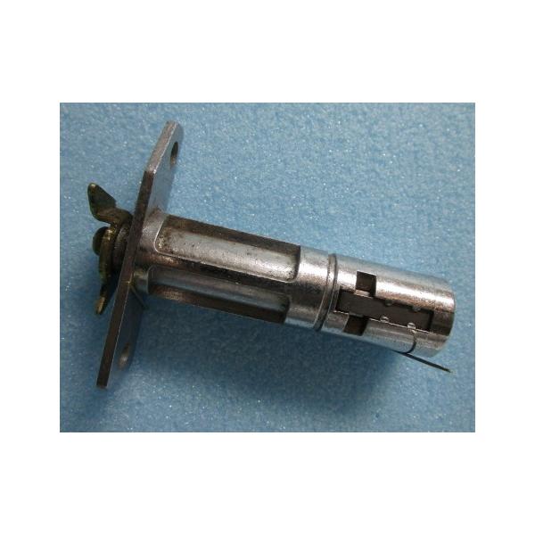 【パチスロ実機のシリンダー】メーカー：アルゼ系/ユニバーサルシリンダーフリー：1本(シリンダーフリーは、鍵が無くても回す事が出来ます。例えば、コインやドライバーなどでも回ります。)「ご注意」シリンダーに、テープ跡や機種名等のメモが書いてある...