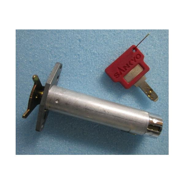 【パチスロ実機のシリンダー】メーカー：三共/ダイドー鍵番号：1706　(カム付き)「ご注意」シリンダーに、テープ跡や機種名等のメモが書いてある事も御座います。取り付けは、ビス２本で簡単に作業が出来ます。対応機種の一例【ボンバーパワフル・大ヤ...