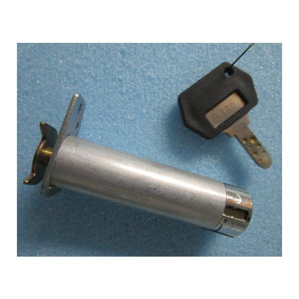 【パチスロ実機のシリンダー】メーカー：ベルコ鍵番号：1720　(カム付き)「ご注意」シリンダーに、テープ跡や機種名等のメモが書いてある事も御座います。取り付けは、ビス２本で簡単に作業が出来ます。対応機種の一例【スーパービンゴ・等】シリンダー...