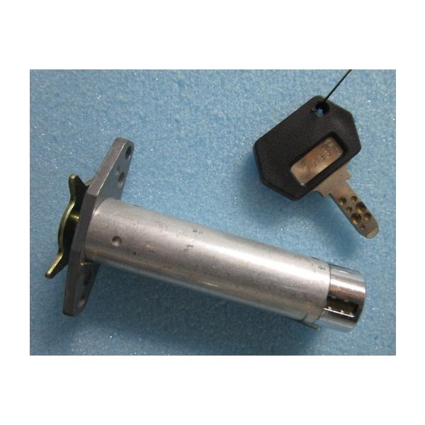 【パチスロ実機のシリンダー】メーカー：タイヨー鍵番号：1733　(カム付き)「ご注意」シリンダーに、テープ跡や機種名等のメモが書いてある事も御座います。取り付けは、ビス２本で簡単に作業が出来ます。対応機種の一例【花浪漫30・ハローサンタマシ...