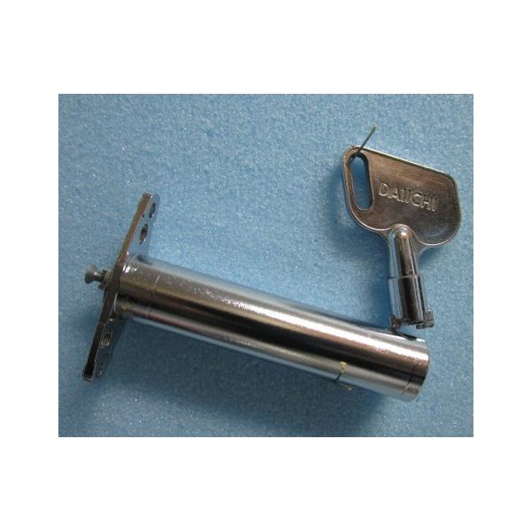 【パチスロ実機のシリンダー】メーカー：ダイイチ鍵番号：ダイイチ　(カムは付いておりません)【対応機種は不明】です。「ご注意」シリンダーに、テープ跡や機種名等のメモが書いてある事も御座います。取り付けは、ビス２本で簡単に作業が出来ます。シリン...