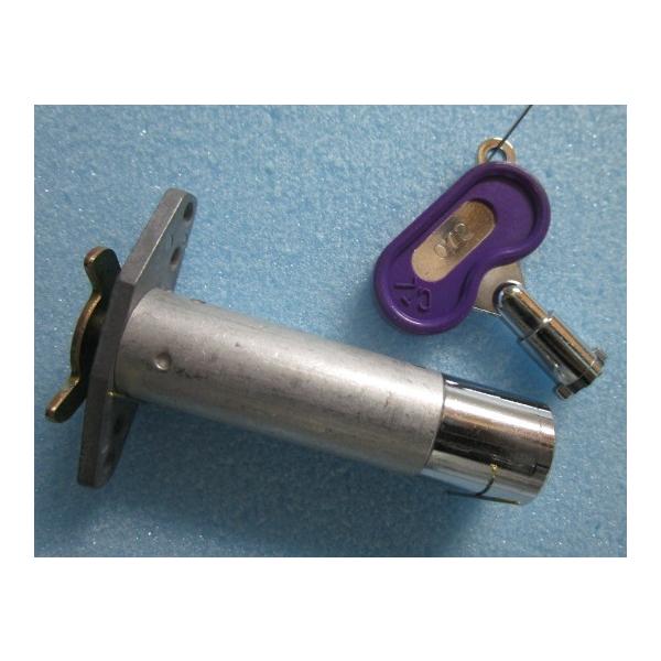 【パチスロ実機のシリンダー】メーカー：アリストクラート鍵番号：072　(カム付き)対応機種の一例【ネコで小判・巨人の星】です。「ご注意」シリンダーに、テープ跡や機種名等のメモが書いてある事も御座います。取り付けは、ビス２本で簡単に作業が出来...