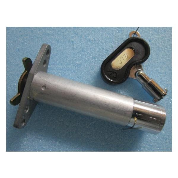 【パチスロ実機のシリンダー】メーカー：SNK鍵番号：079　(カム付き)対応機種の一例【スカイラブ・スーパーお父さん】です。「ご注意」シリンダーに、テープ跡や機種名等のメモが書いてある事も御座います。取り付けは、ビス２本で簡単に作業が出来ま...