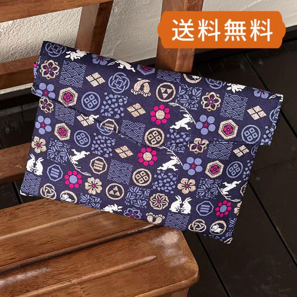 御朱印帳を入れておく御朱印帳袋です。当店の大判御朱印帳(縦18cm×横12cm×厚み1.5cm)を2冊重ねて入れることができます。表布と裏地の間に薄綿を入れ柔らかく、御朱印帳を守ります。また、接着芯もプラスして、製品としての強度もございます...