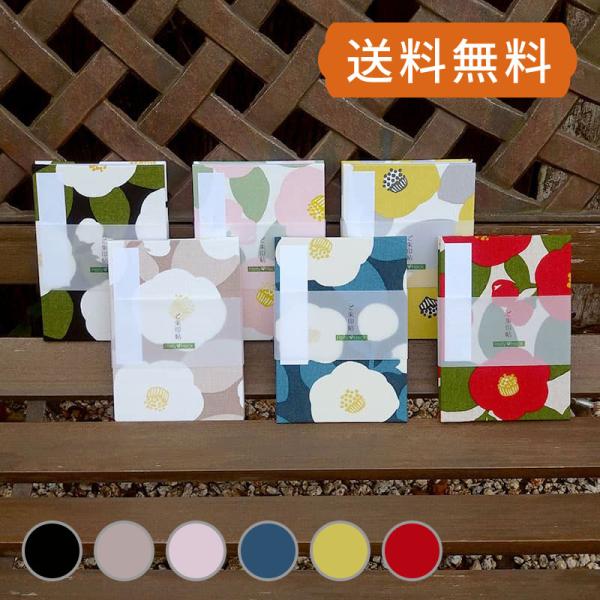 横11cm×縦16cmの一般的なサイズの御朱印帳です。椿の花が大きく描かれた御朱印帳です。生地の裁断によって個々に異なる表情を見せます。それぞれの一冊が独自の風合いを持っており、その多彩な違いをお楽しみください。当店の御朱印帳は、全て国内で...