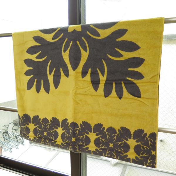 日本におけるハワイアンキルトの第一人者として有名なキャシー中島さんのブランド「Island Style」。ハワイの大自然や植物たちのキルトモチーフが施されたハーフケット。まるでハワイアンキルトのような立体感と配色のコントラストが優しい雰囲気...