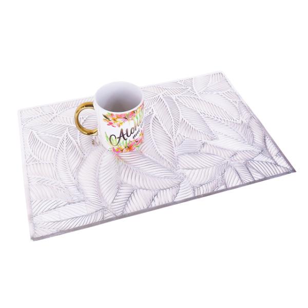 透かし模様のリーフ柄ランチョンマット!普段の食卓にも、インテリアにもお使いいただけます。上品に華やかに、食卓を着飾ります。サイズ：縦約30cm　横約45cm 素材：PVC(ポリ塩化ビニル)