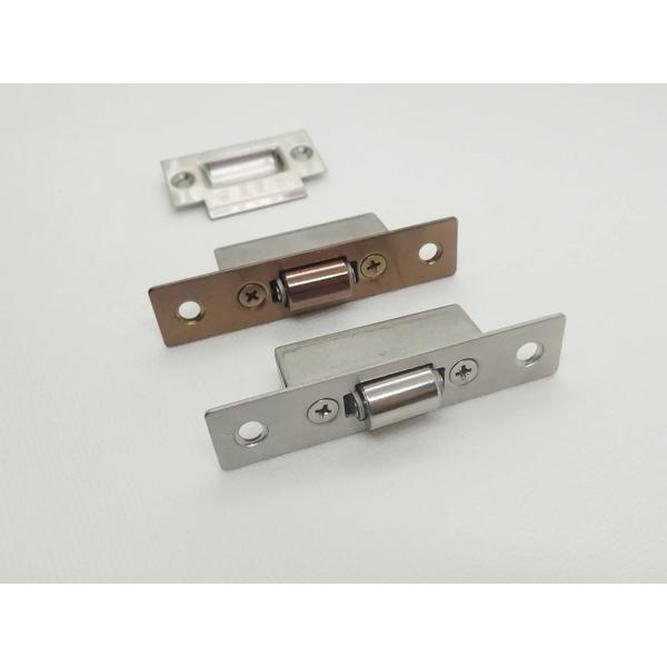 ドアの小口に取付けて扉を閉め切ります締りの強さを調整できます。ステンレスヘアーライン