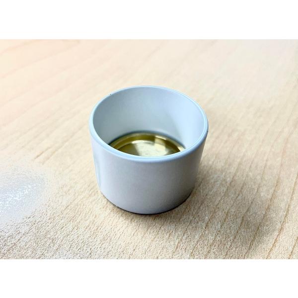 真鍮製で白の焼付塗装したものです半艶仕上げ取付ビス付属※パイプと同梱の場合は　あすつくは適用外です。　また送料はパイプの送料のみとなりますが、ソケットが多い場合は別梱包で　別途小口の送料をいただく場合もございます。