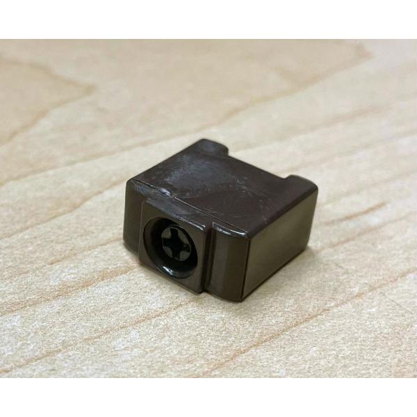 上レールに組み込む戸当り。上ローラーを適正な位置で止め扉が下ガイドから外れてしまうのを防ぐストッパー※現場、マンション物件などのまとまったときはお見積りいたします。