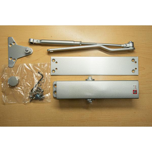 公団などの玄関スチールドアに使われていた、美和ロック製のドアクローザーＭ３０３ＰＫＪの交換用です。Ｍ３００シリーズ（ＢＬ認定品）の取付穴を利用して取付けられます。ストップ機能はございません。左右吊り元兼用