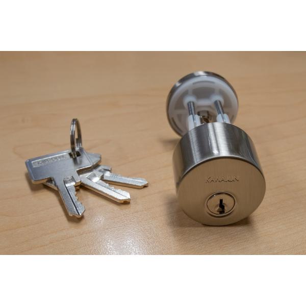 レバーハンドル用の簡易シリンダーセットです。個室の鍵が必要な場合などにご利用ください。また簡易シリンダーなので防犯性は低いですので、外部には使用できません。※LJケースロック専用の錠セットとなります。(旧タイプKLW錠にも使用可能です）■　...