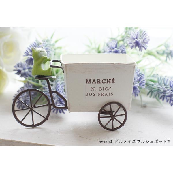 ブリキの三輪車商品名：　グルヌイユマルシュポットサイズ：W105×L45×H55(65)mm材質：レジン・TIN●塗装の剥がれや色ムラがあり色味や仕上がりに個体差があります●画面上の色は、OS、ブラウザ等のパソコン環境により、実物とは多少異...