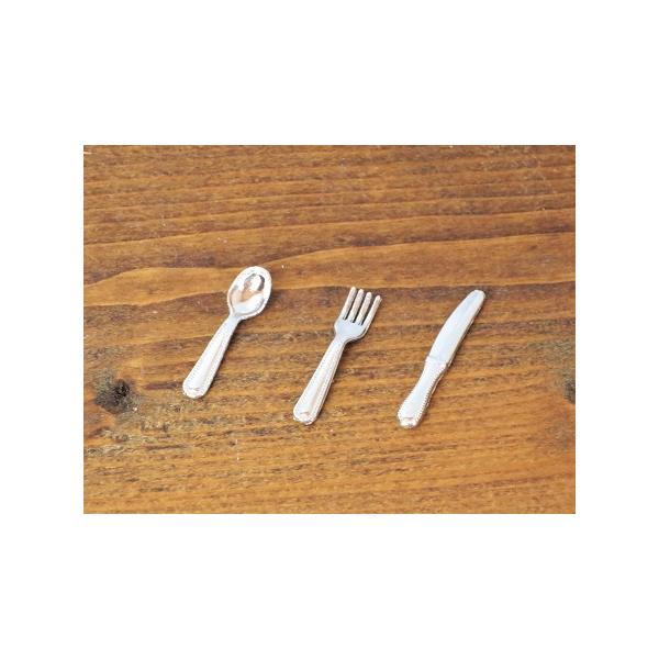 サイズ：スプーン：1.8cm            フォーク:1.9cm            ナイフ：2cm材質：アルミミニチュアの可愛いカトラリー各種です。それぞれ1本の価格です。ミニチュアスイーツやフードと一緒にいかがですか♪ミニチュ...