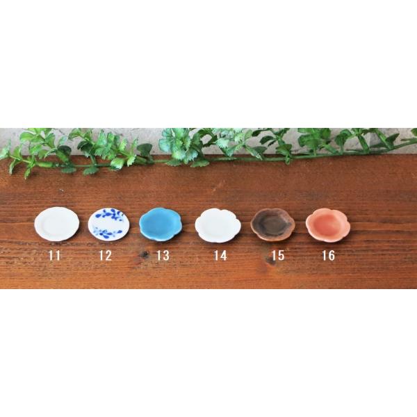 サイズ：幅2cm　材質：磁器ミニチュアの可愛いお皿です。それぞれ1枚の価格です。ミニチュアスイーツやパンと一緒にいかがですか♪ミニチュアインテリアに、アクセサリーなどのパーツにしたり、テラリウムに飾ったり…。ミニチュアの世界をお楽しみくださ...